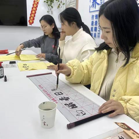 建华南香韵园社区“翰墨飘香入社区，人才挥毫展风采”主题活动