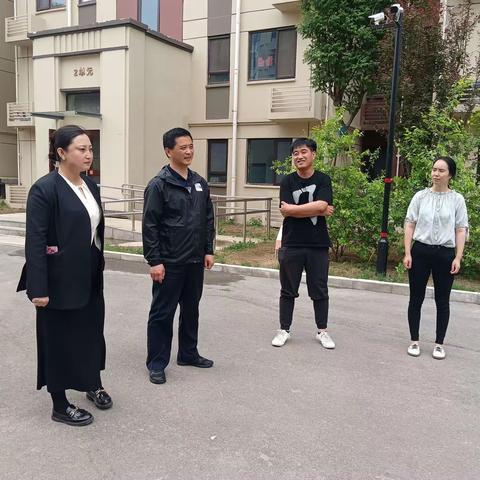 香水园街道办事处主任崔铁军到集贤庆隆社区调研