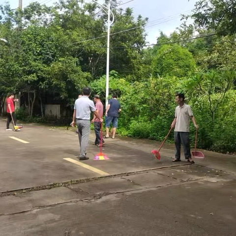 那大镇屋基村委会开展“周末大扫除”活动