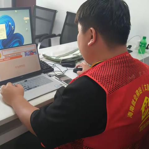 海南就业驿站文昌东路站“就”在民企，“职”向未来2025年“民营企业服务月”专项直播带岗暨政策宣讲活动