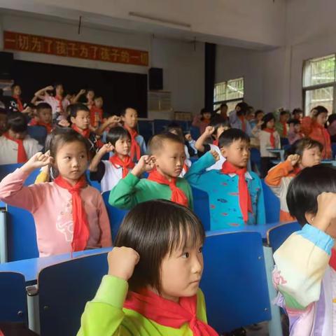 飘扬红领巾，光荣少先队