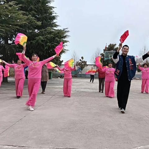 雷锋精神指航程  情暖夕阳爱更浓