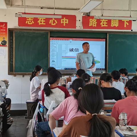 诚实守信树新风 端正态度立考风——问十乡中诚信应考动员大会