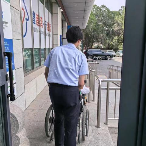 【昌吉州分行营业部】劳动者港湾 轮椅老人办业务遇暖心相助 大堂经理全程陪显服务温度