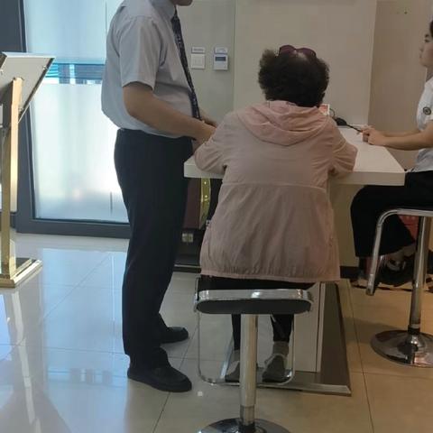 【建行昌吉分行营业部】建行大堂经理慧眼识诈 暖心劝阻守护老人“钱袋子”