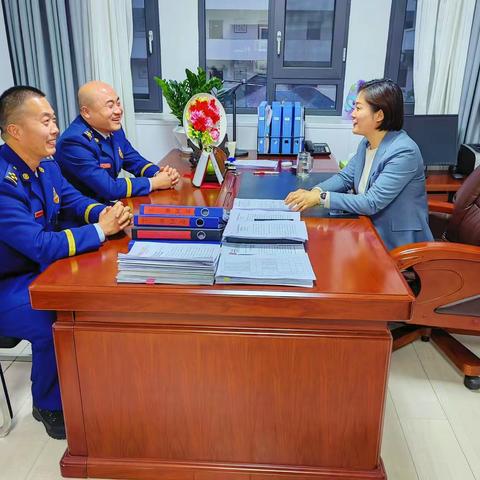 紫阳县委副书记、县长王燊，县委副书记、常务副县长鲁延福听取消防工作汇报