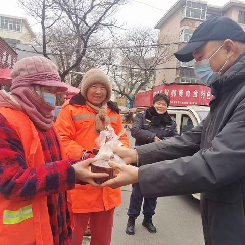 腊八送粥情意浓，情暖一线环卫工