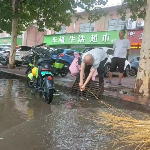 雨后清淤忙 环卫保洁不停歇