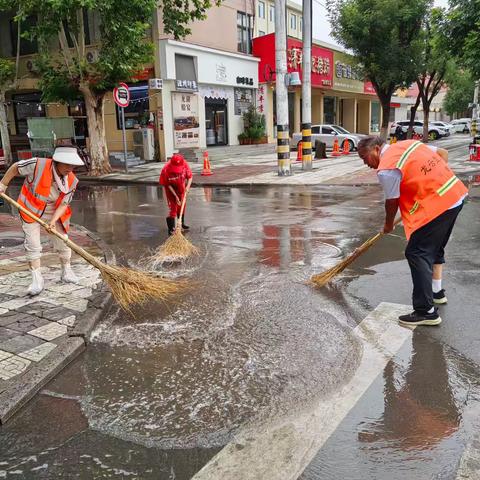 风雨中的坚守：人民清扫公司环卫工用责任守护城区排水安全防线