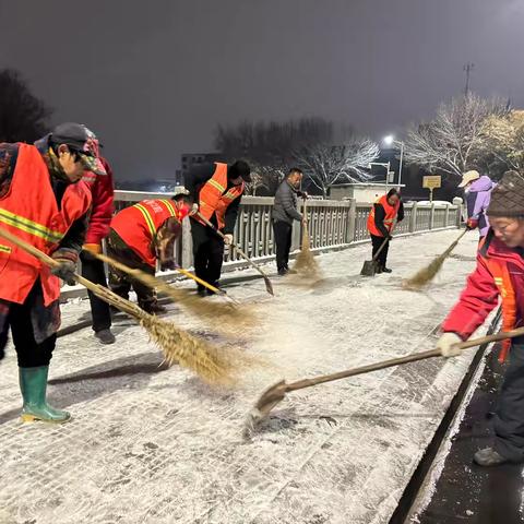 风雪映初心 橙光护通途——人民清扫全力开展铲冰除雪攻坚行动