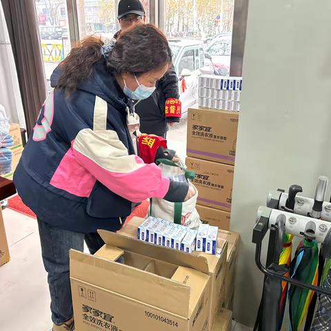 冬日里的温暖关怀——环卫工人领取劳保用品