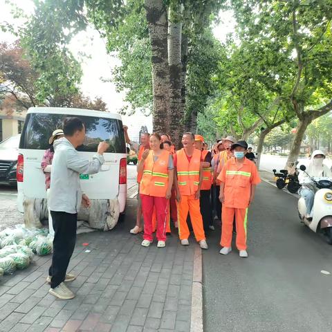 无名爱心送西瓜，清凉致敬环卫人