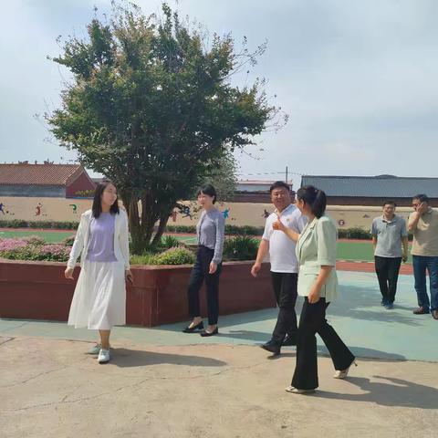 慷慨助学 情暖校园——新乡市慈善总会护苗行动 河南万美新型建材有限公司走进郭柳小学