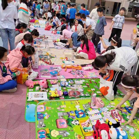 管城区二里岗小学为孩子们迎接六一儿童节准备的一个跳蚤市场活动