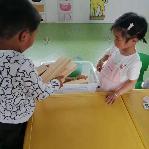 散思台幼儿园小班5月主题教育活动——我劳动我快乐