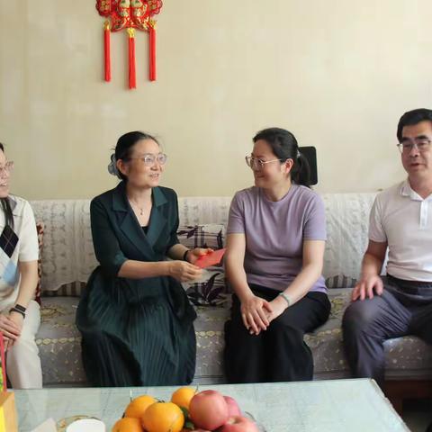 昆钢公司王云萍到华云实业走访慰问困难党员
