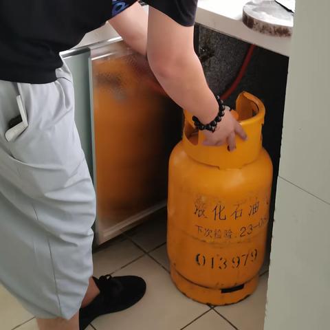 新田社区德兆花园开展“清瓶”行动，请各房东抓紧开户、点火