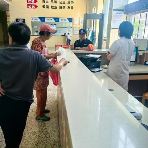 小区网格员与干部协同护送精神病人就医鉴定纪实