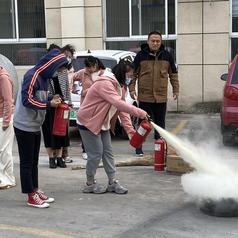 “预防为主，生命至上”——滕州市实验幼儿园北园消防安全日活动纪实