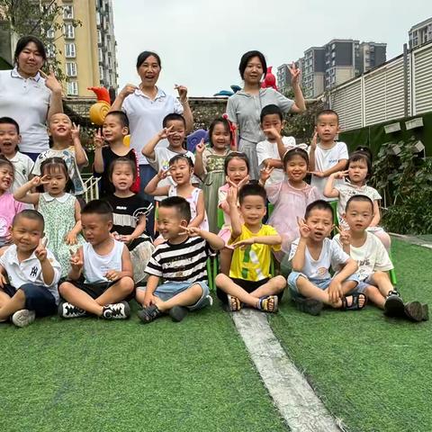 留“夏”回忆 ，时光有你              ——小龙人幼儿园                                         芽芽班