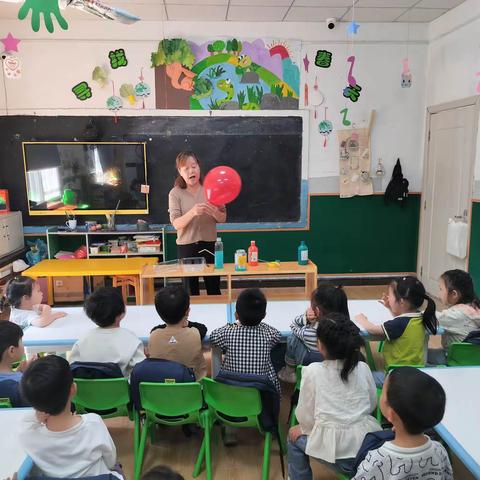 《气球飞起来》小红军大闯关一一欣智幼儿园中班红色文化游戏活动