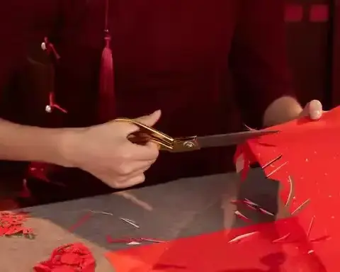 剪窗花，迎元旦———香河二幼大二班