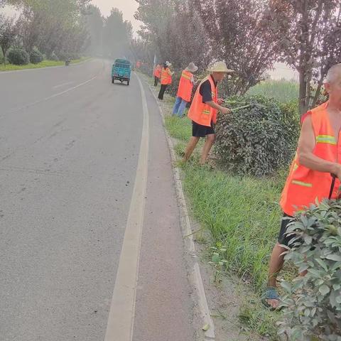 源汇区农村公路服务中心迎接市人居环境观摩活动