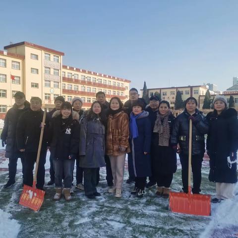 大雪满校园   扫雪护安全——耀华小学校园扫雪掠影