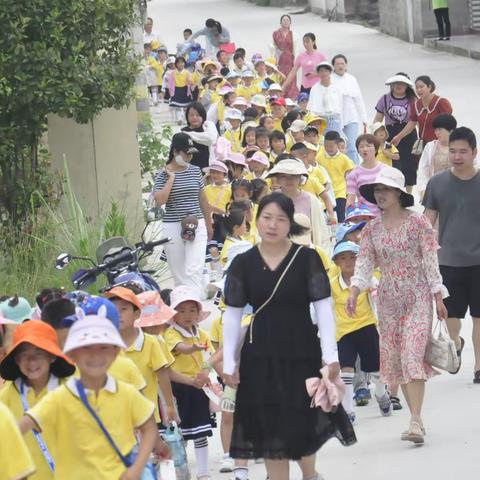 参观小学初体验 幼小衔接零距离———记马良中心幼儿园大班幼儿参观马良镇小学