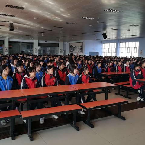 表彰树榜样，蓄力再启航—— 张家口市实验中学举行高二年级九月月考表彰会