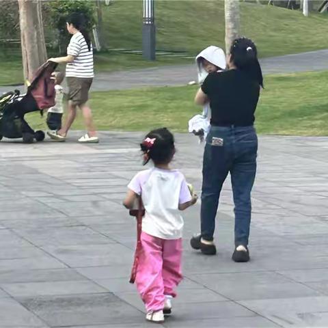 帮扶落水女童，彰显党员责任担当