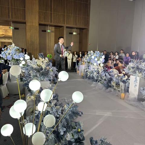 恭喜，恭贺，祝福，张相征先生，申丽华女士的儿子张晨，儿媳谷静娴新婚快乐！