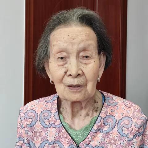 在爷爷奶奶，父母墓前烧香祭拜