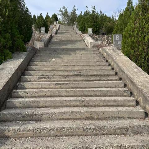 思念连尖山，亲人切怀念。