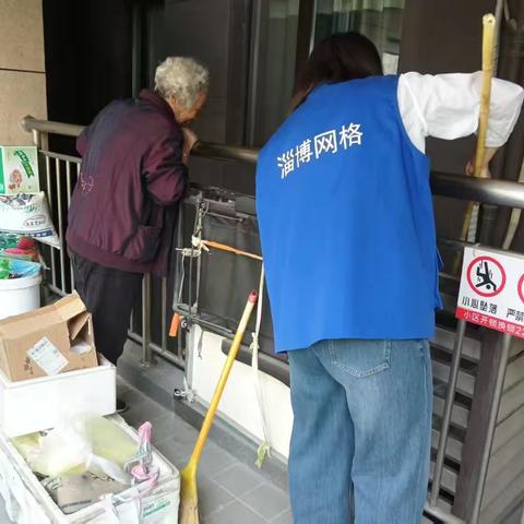 网格员清连廊隐患，筑安全防线