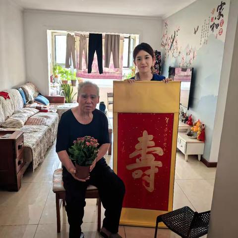 网格员为高龄老人送去生日祝福
