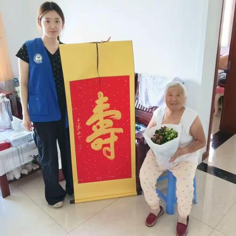 网格员上门给8月份集体生日老人送生日礼
