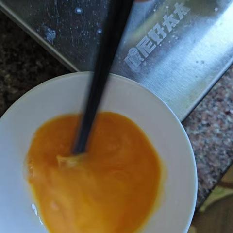 厨房之旅：鸡蛋面的制作过程