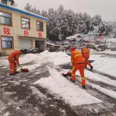 国有黑峪林场联合历城区森林消防直属中队开展道路积雪清理行动