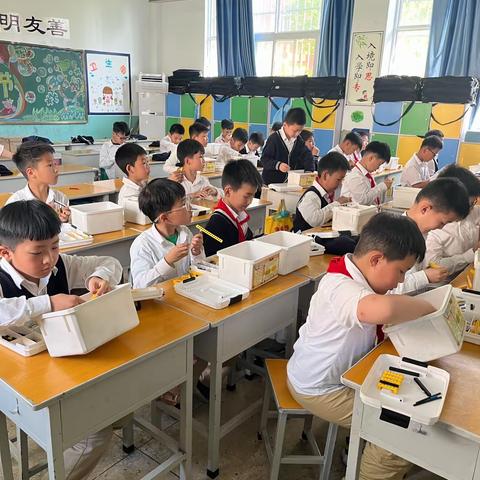 伊河小学爱创机器人社团