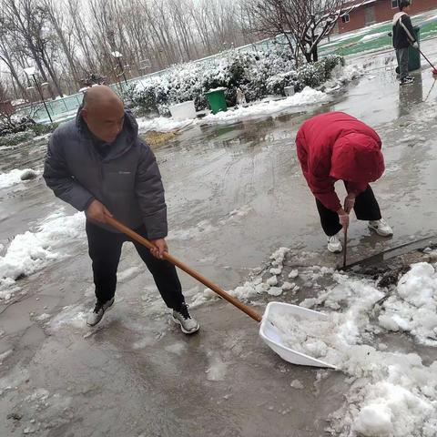 初雪满校园 扫雪护安全——孔道口小学老师扫雪纪实