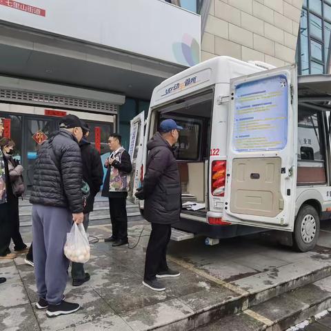 弘扬雷锋精神 传递榜样力量--七里山街道海珀社区开展学习雷锋日公益市集活动