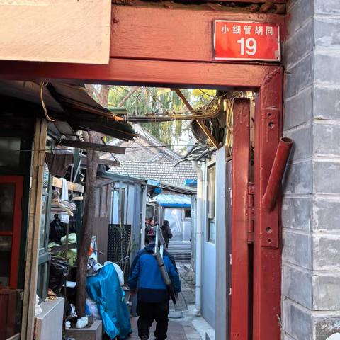 告别摸黑时代-景山公司联合景山街道为大杂院带来光明