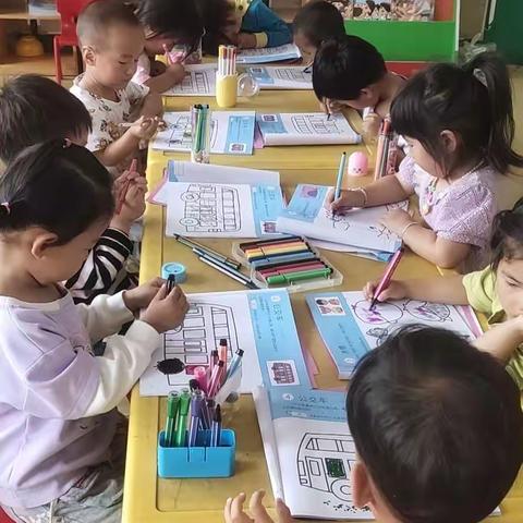 后大流幼儿园小班美术活动