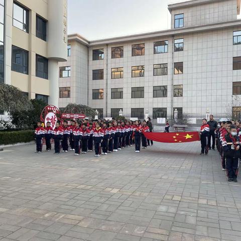 保护未成年  温暖在心田        ——庆华小学举行未成年人主题教育升旗仪式