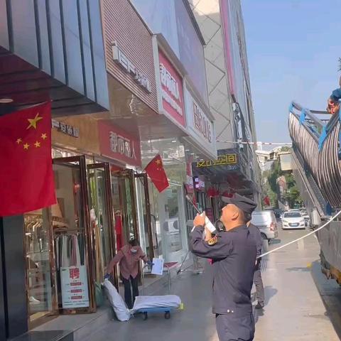 城管引领，商户参与，开启全城清洗“大作战”