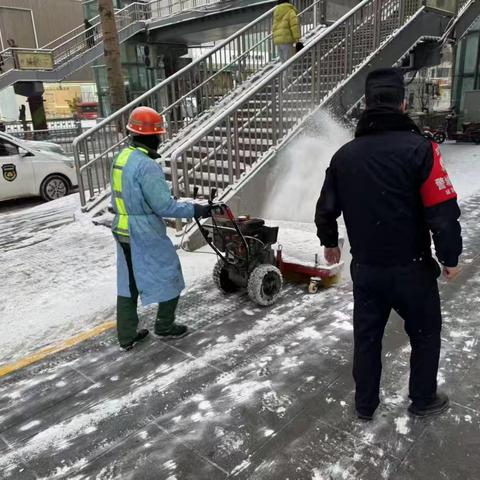 破冰除雪护街道 城管暖情在行动