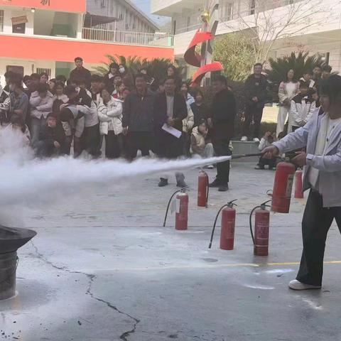 筑牢安全防线 守护生命通道 ——山阳县法官镇初级中学2025年秋防火应急疏散演练纪实