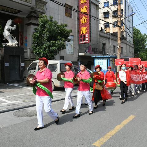 敲锣打鼓送表彰 荣誉不再“静悄悄”—新华路街道第五届最美新华人表彰活动