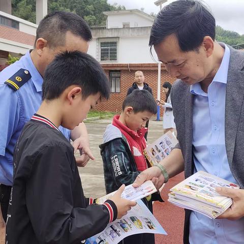 铜鼓县爱路护路一路“童”行